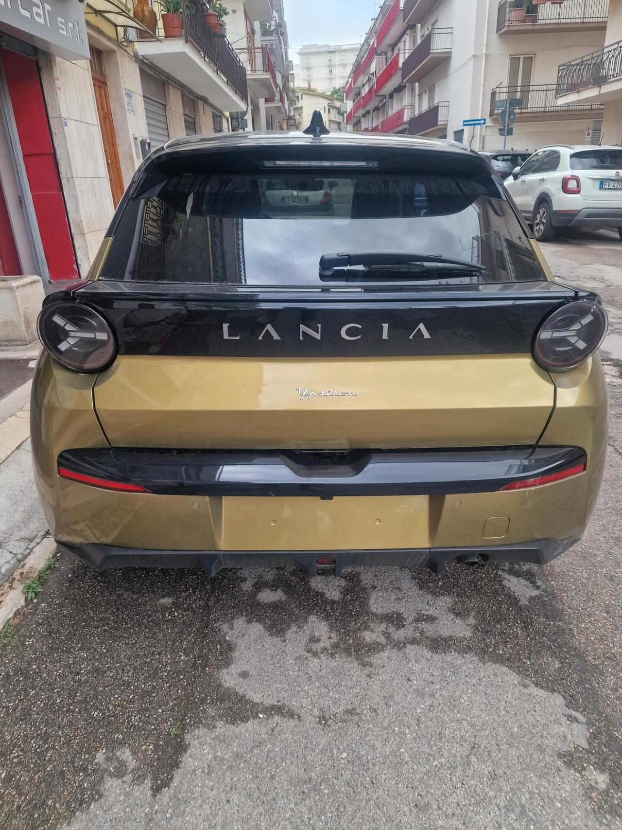 Lancia Ypsilon Hybrid e-DCT