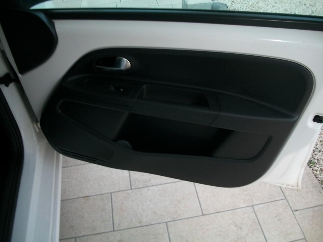 Volkswagen up! 1.0 5p. move ASG CC999 KW 44 HP 60 EURO 05 BENZINA GARANZIA UN ANNO N 08 GOMME E CERCHI E COPRI CERCHI ESTIVE E QUATRO QUATRO STAGIONI 95/100 SI NEOPATENTATI