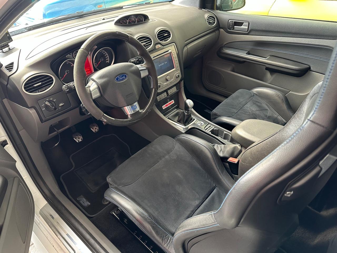 Ford Focus 2.5T RS white edition