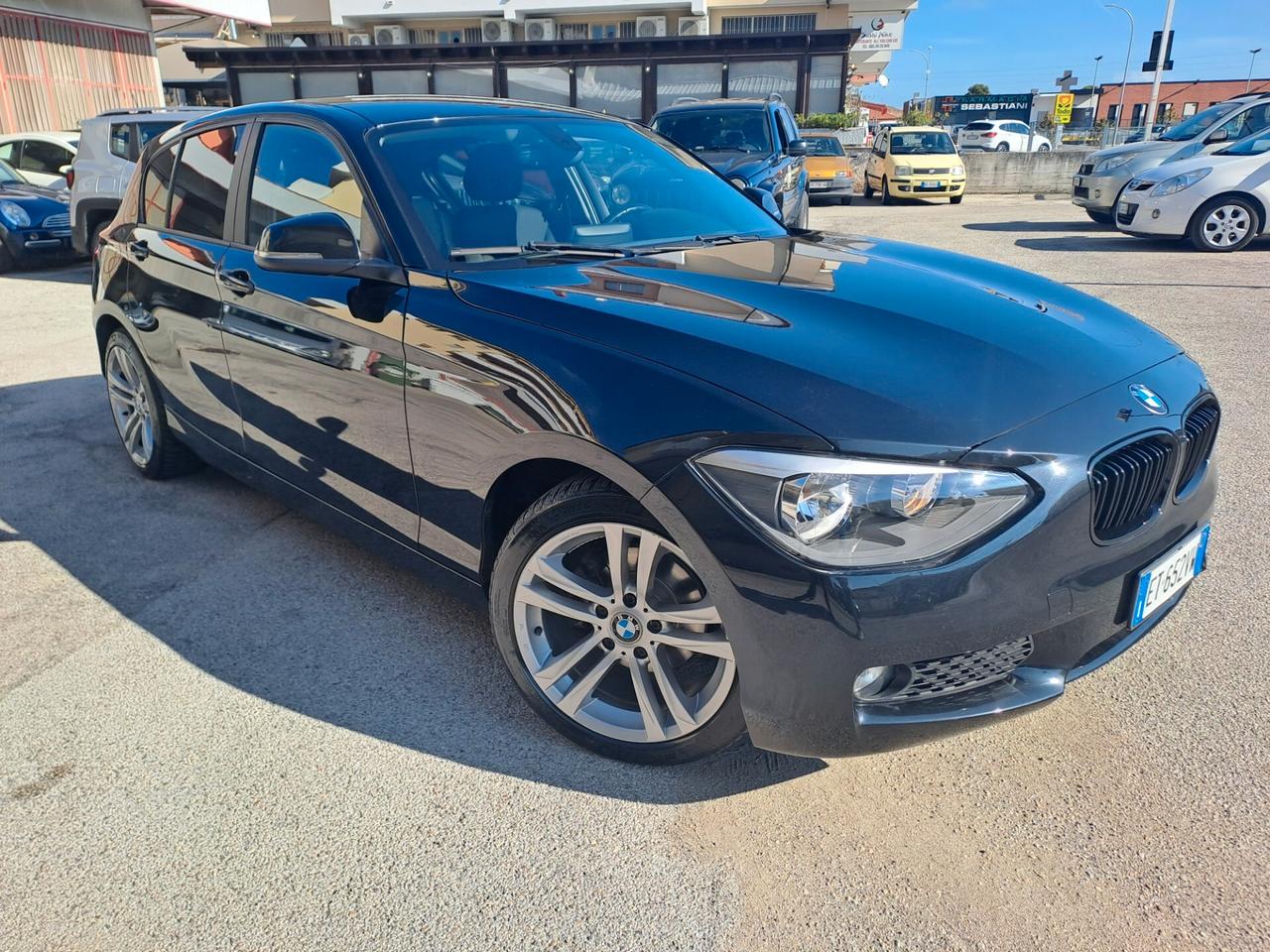 Bmw 116 116d 5p. Unique