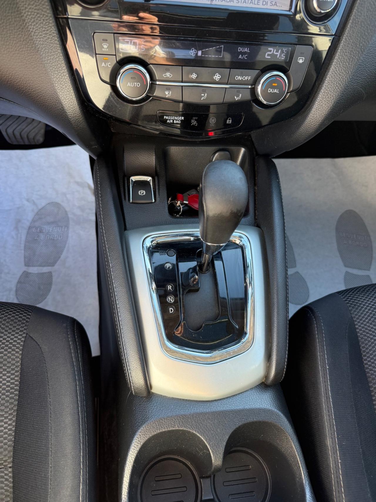 Nissan Qashqai 1.6 dCi 2WD Tekna-TETTO-NAVI.360