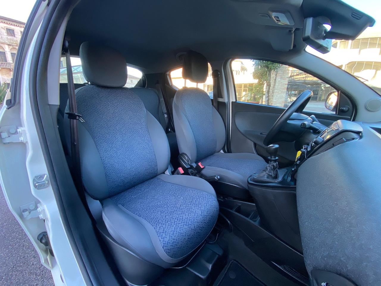 Lancia Ypsilon 1.0 FireFly S&S Hybrid Ecochic Silver