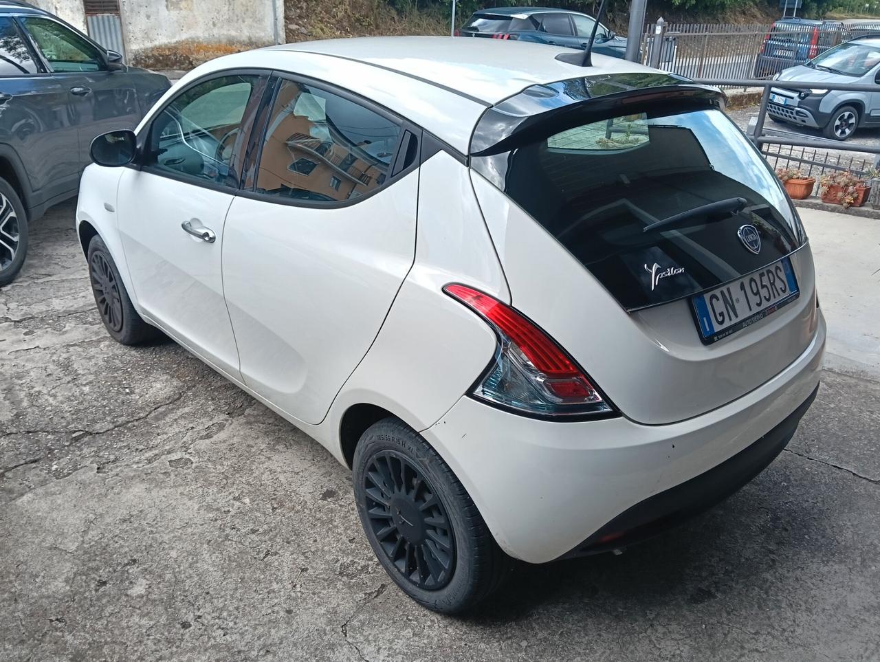 Lancia Ypsilon 1.0 FireFly 5 porte S&S Hybrid Silver