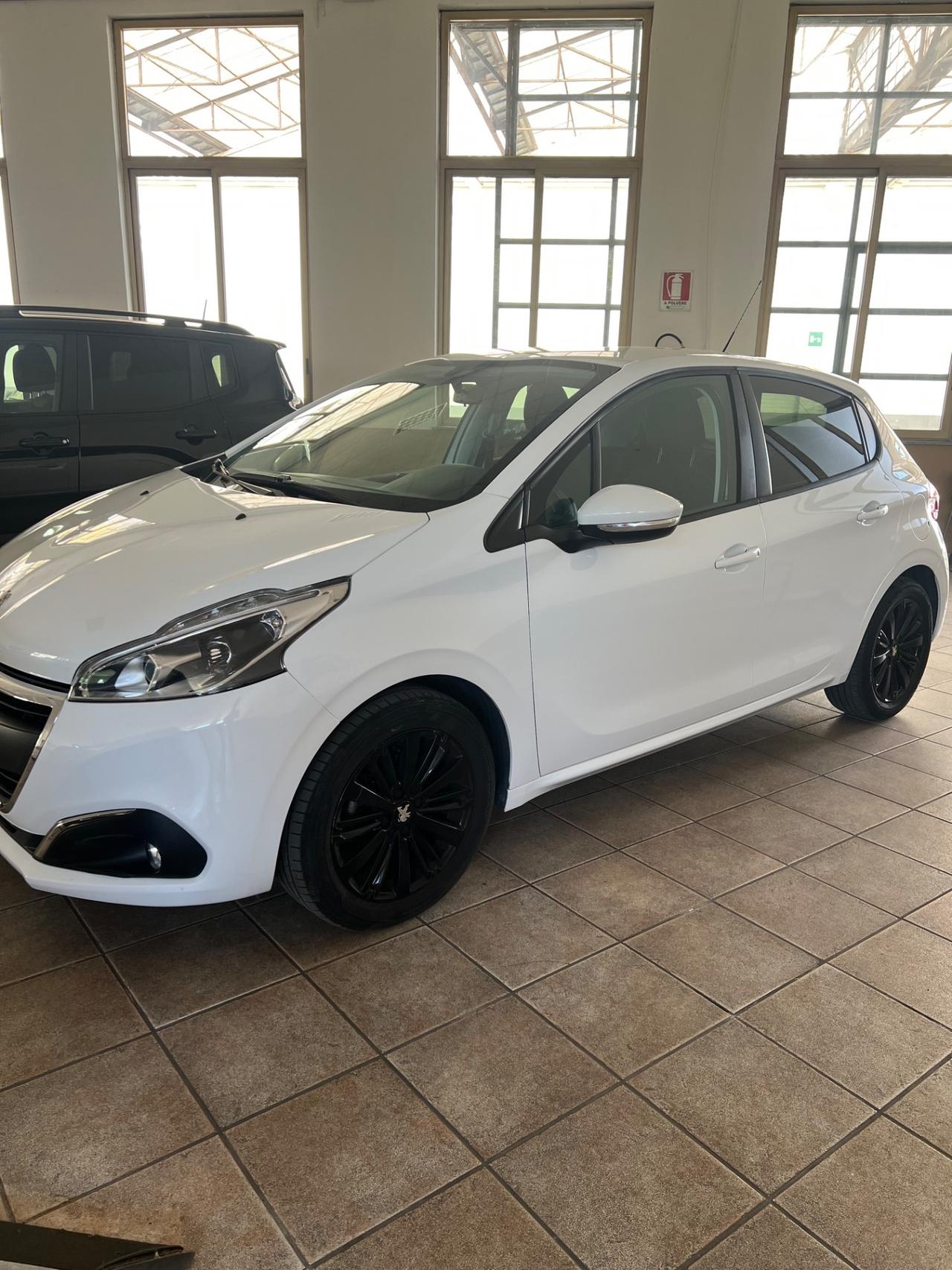 Peugeot 208 PureTech 82 5 porte Black Line