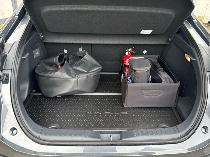 Toyota C-HR 2.0 P-HEV BUSINESS