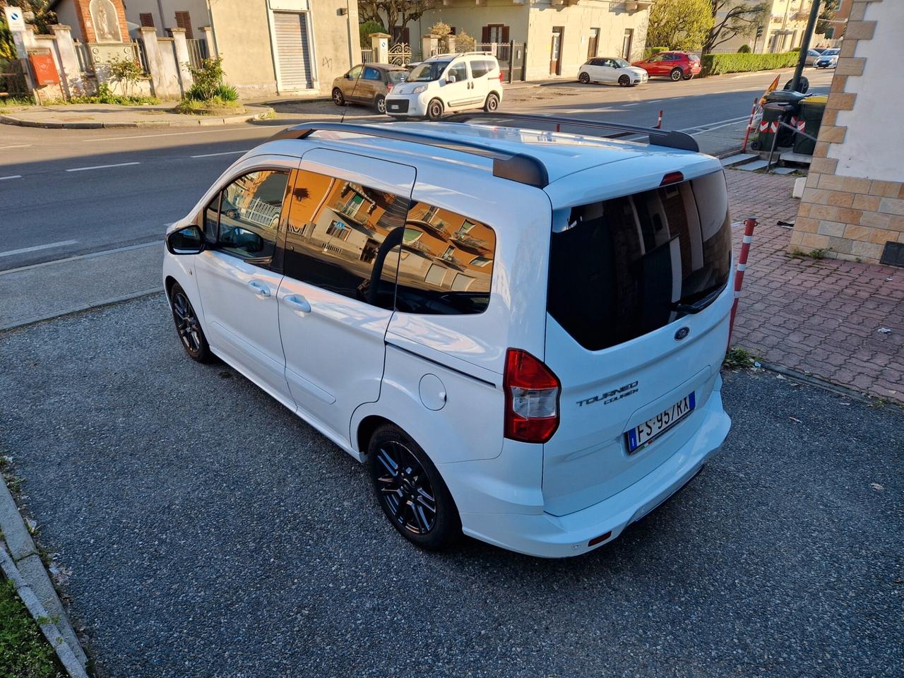Ford Tourneo Courier 1.0 100CV "41.500 km" Carplay, Sensori post., Navi