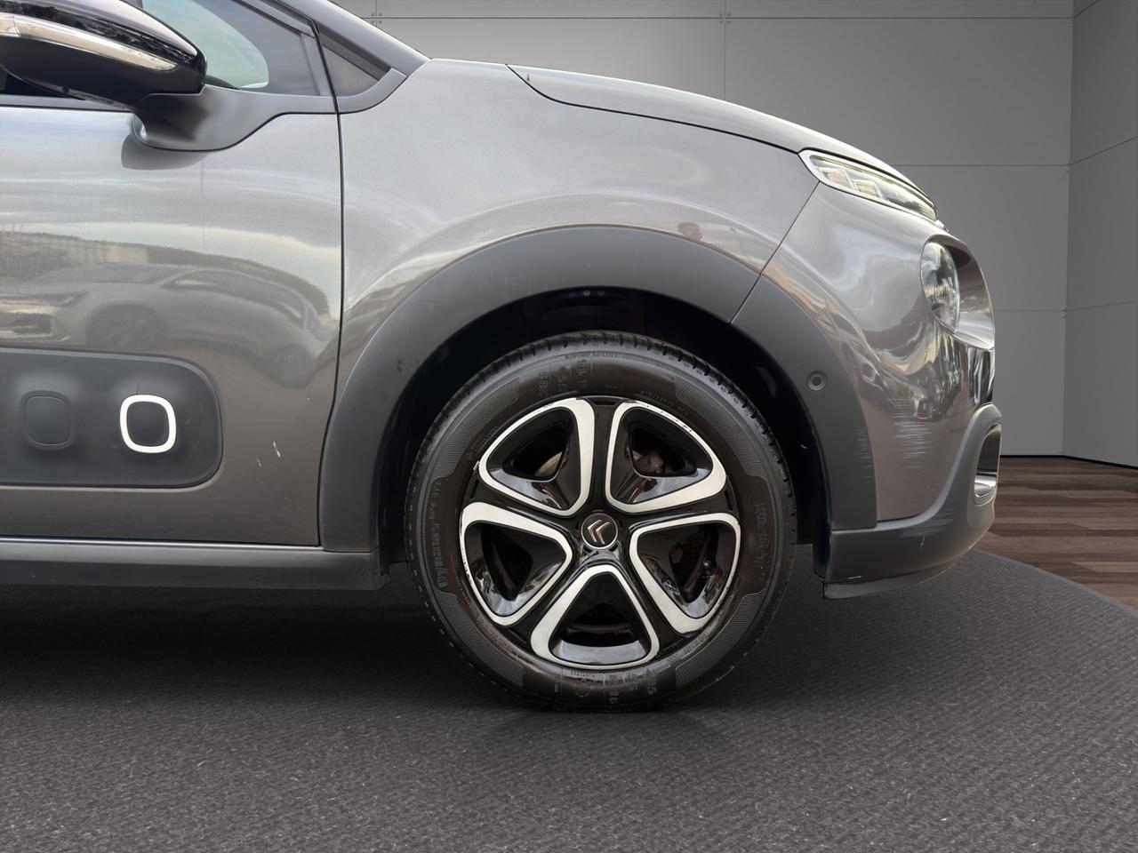 Citroen C3 1.2 Shine 83cv - Unipro - Promo Finanziamento - Neopatatentati - Tagliandi certificati - Cerchi in lega - Schermo - Clima Automatico