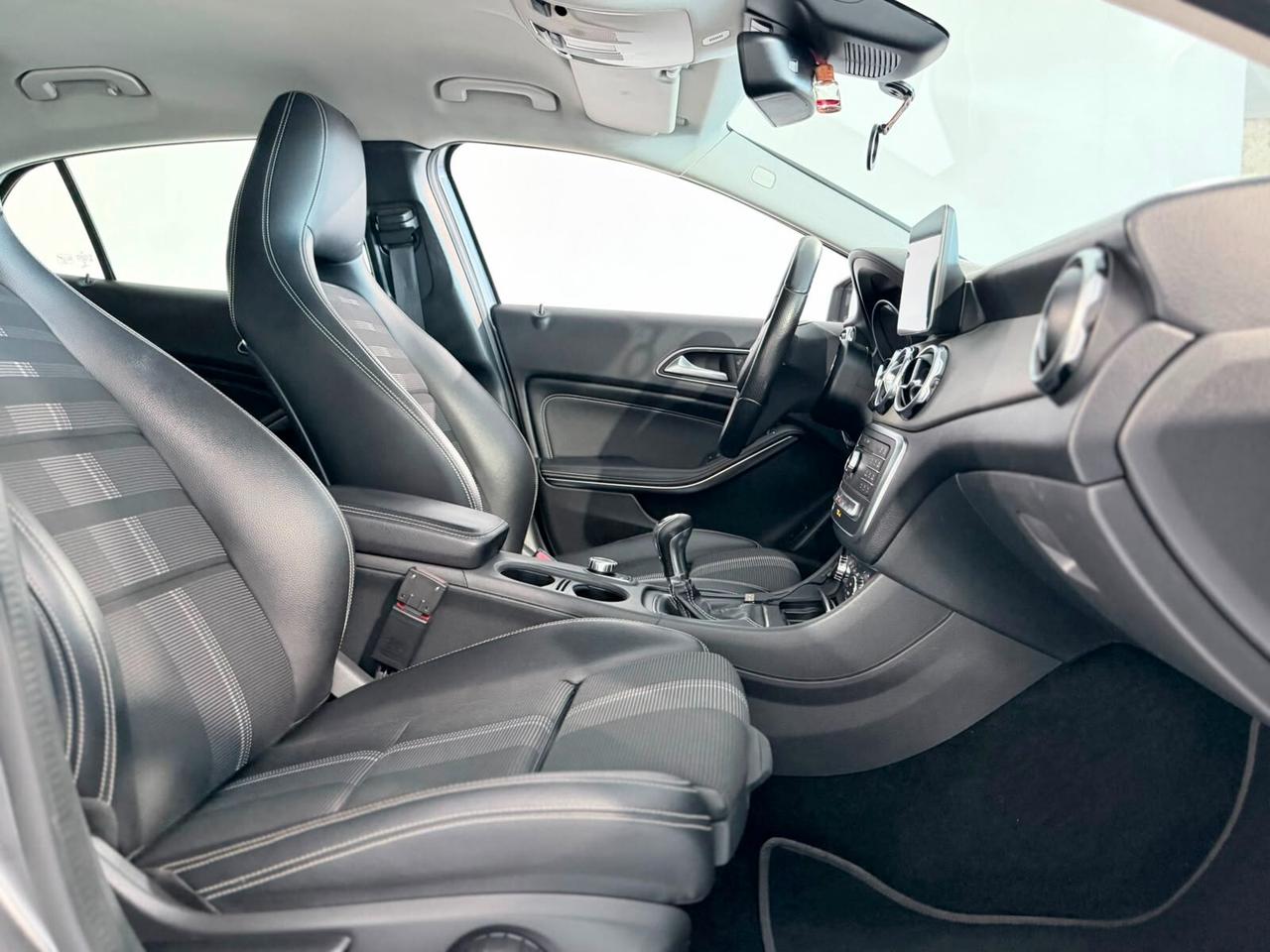 MERCEDES GLA 180D PREMIUM NEOPATENTATI