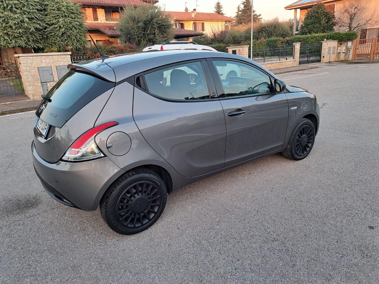 Lancia Ypsilon 1.0 FireFly 5 porte S&S Hybrid Ecochic Silver