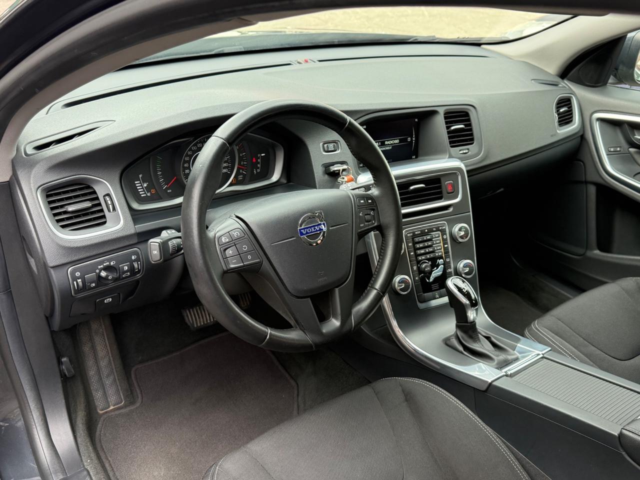 V60 D4 181 cv-Geartronic -Momentum-E6-unipro-