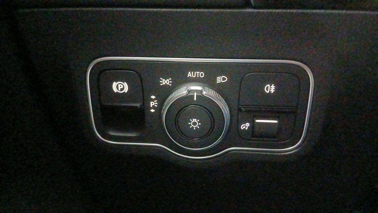 Mercedes-Benz GLA (H247) - GLA 180 d Automatic Business Extra