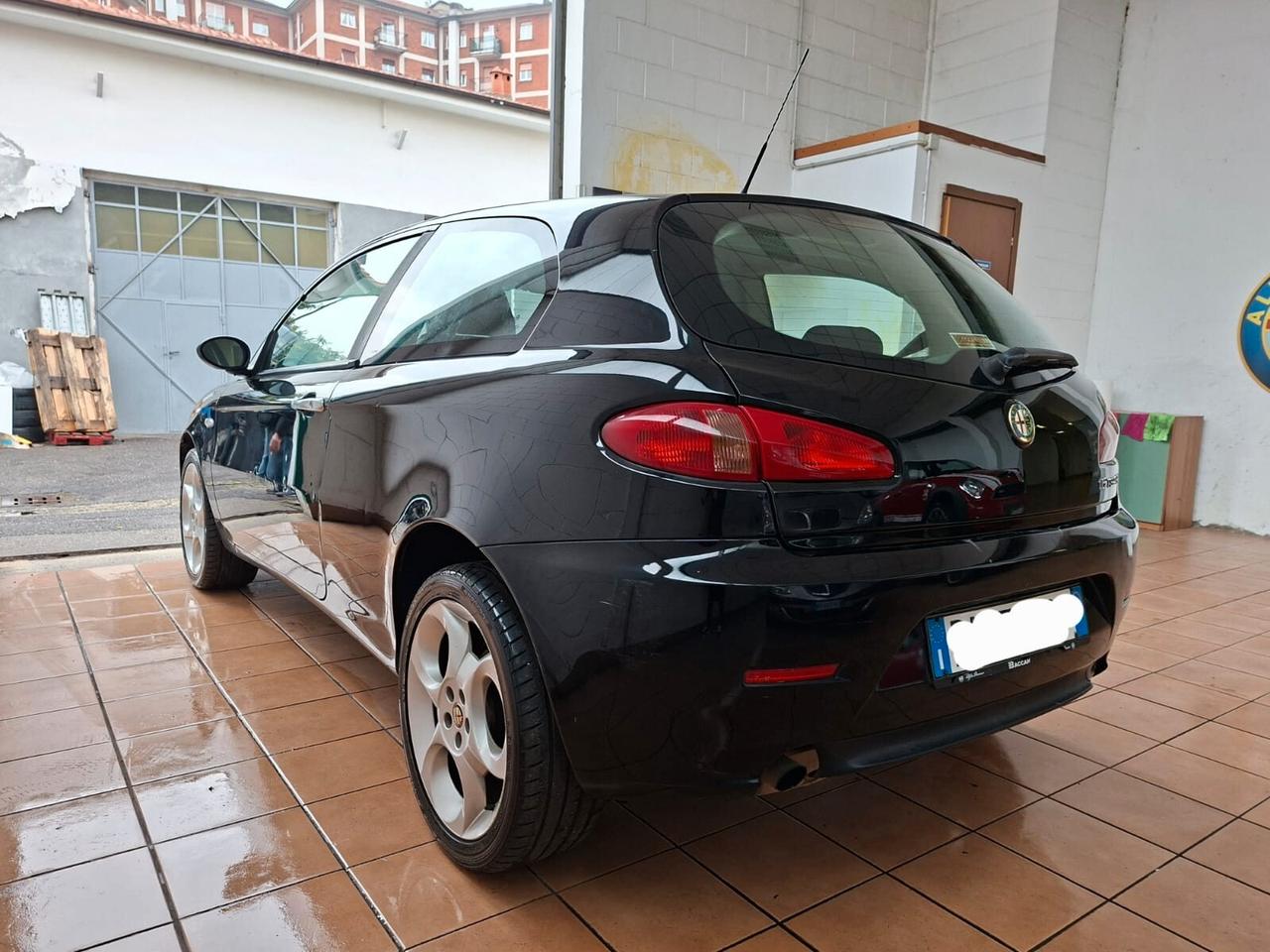 Alfa Romeo 147 3p 1.6 ts 16v BlackLine 105cv, adatta a neop.