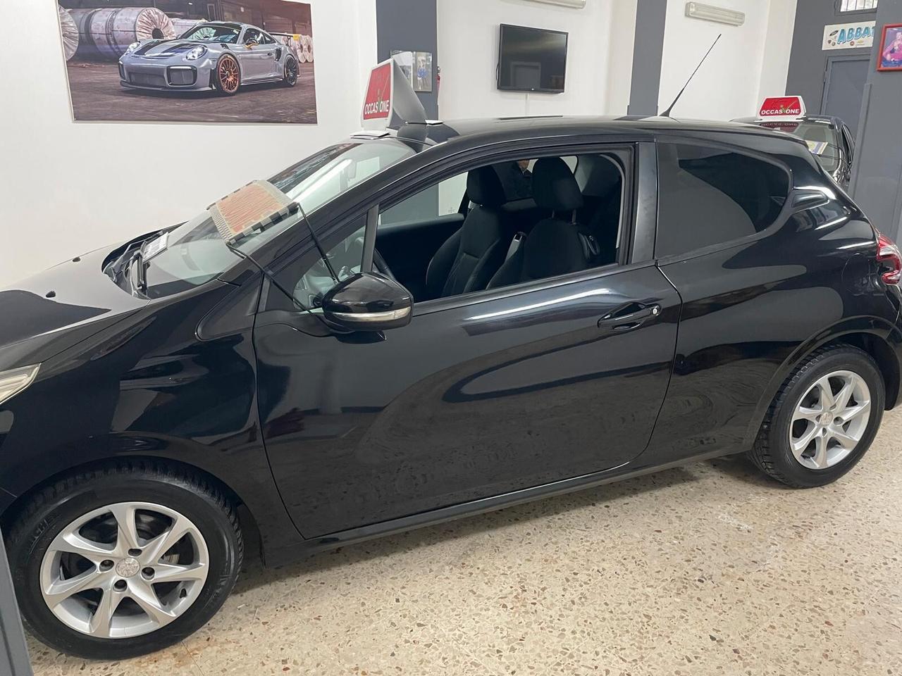 Peugeot 208 1.4 HDi 68 CV 3 porte Allure