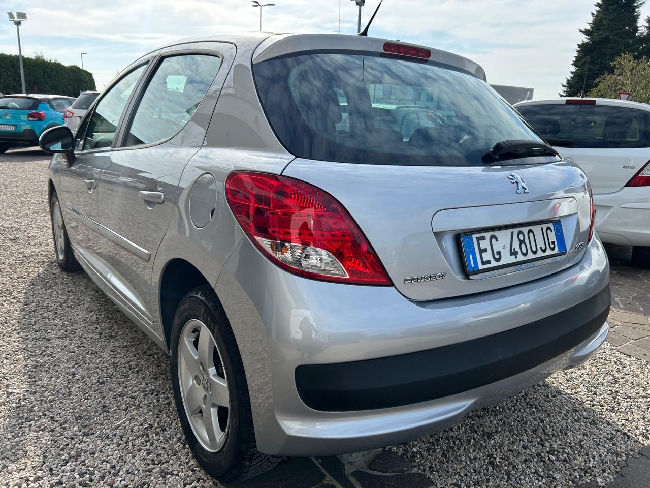 Peugeot 207 - 2011 1.4 8V 75CV 89.000 KM