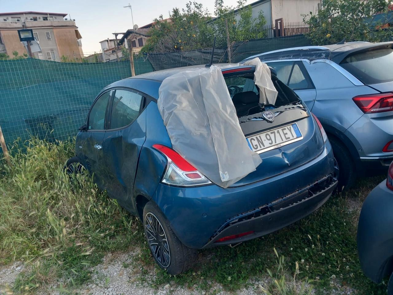 Lancia Ypsilon 1.0 FireFly 5 porte S&S Hybrid Silver SINISTRATA