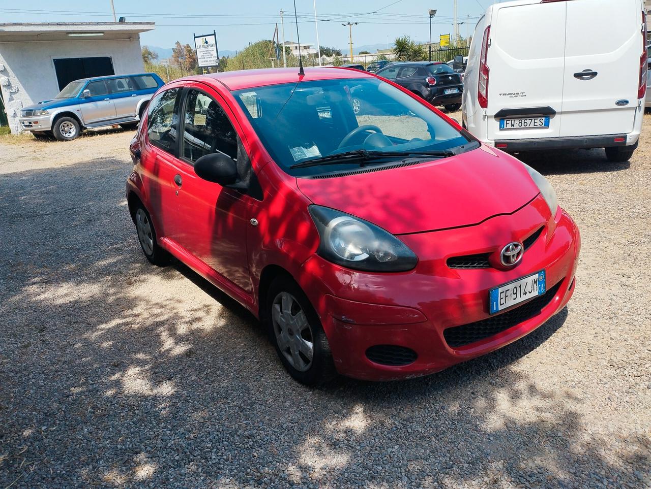 Toyota Aygo 1.0 12V VVT-i 5 porte Sol Connect Red Edition