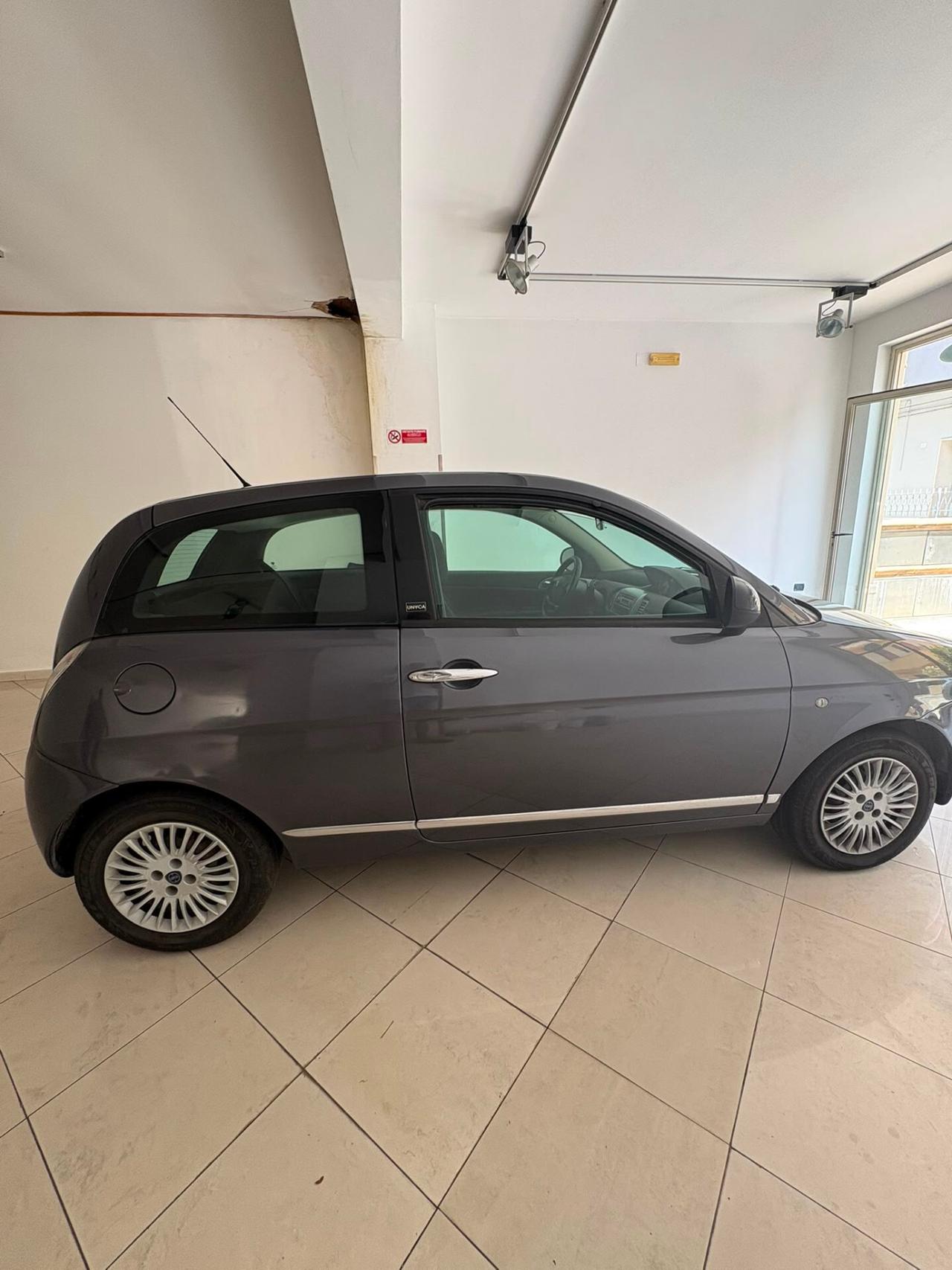 Lancia Ypsilon 1.3 MJT 75 CV Unyca