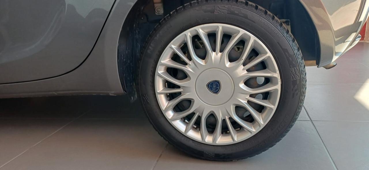 Lancia Ypsilon 1.2 69 CV 5 porte Silver