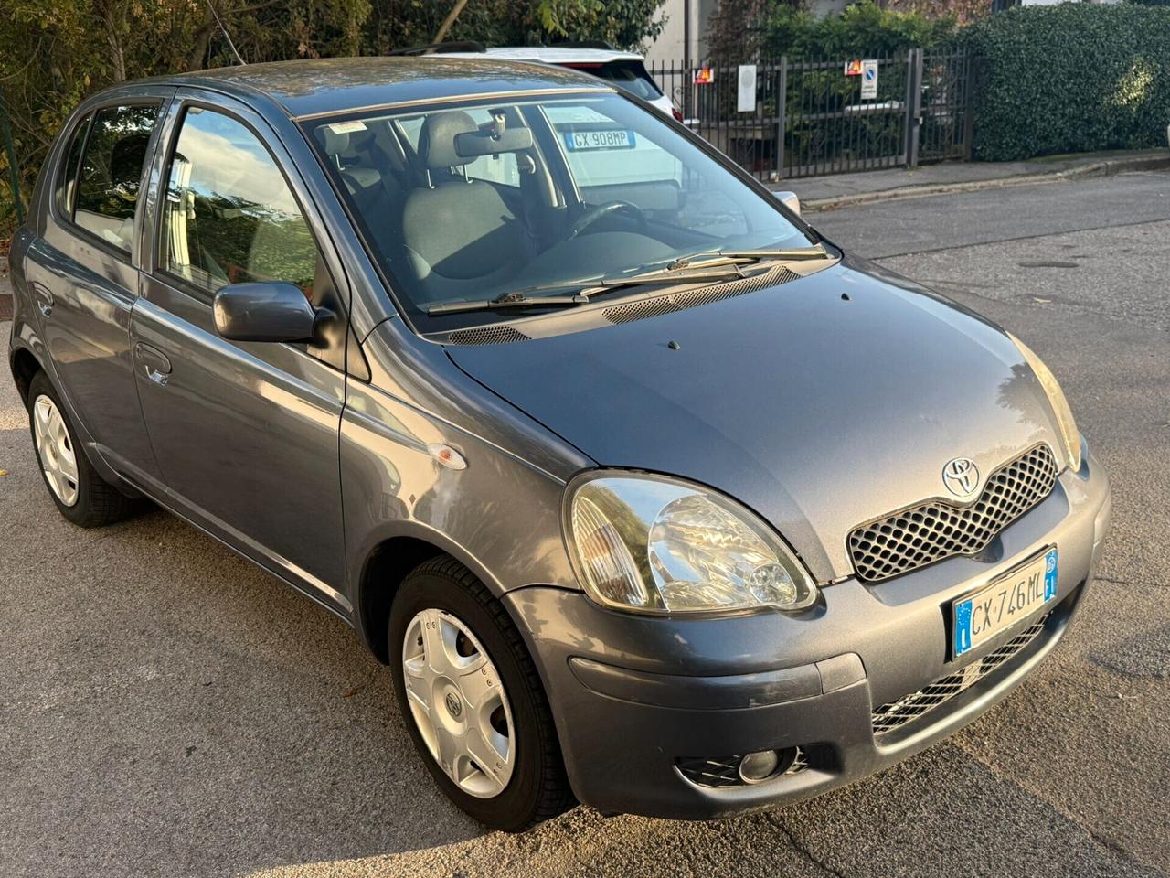 Toyota Yaris 1.0i 16V cat 5 porte Sol