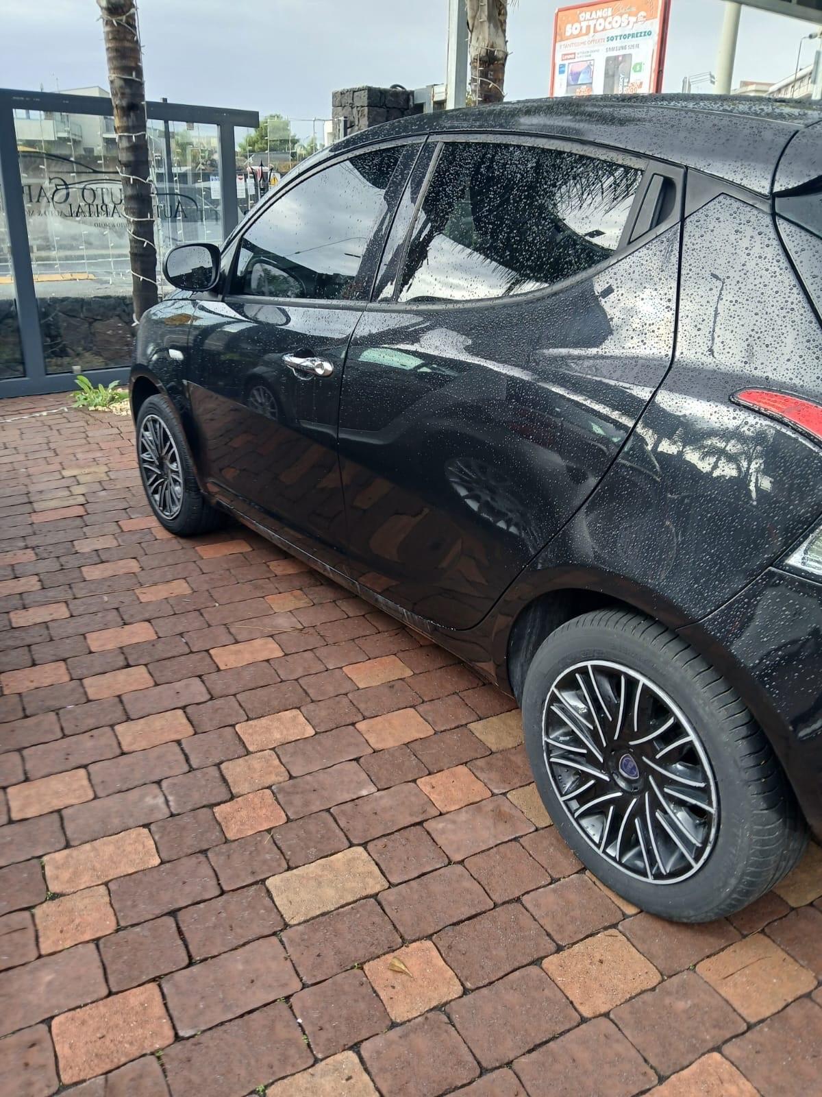 Lancia Ypsilon 1.2 69 CV 5 porte S&S Black and Noir