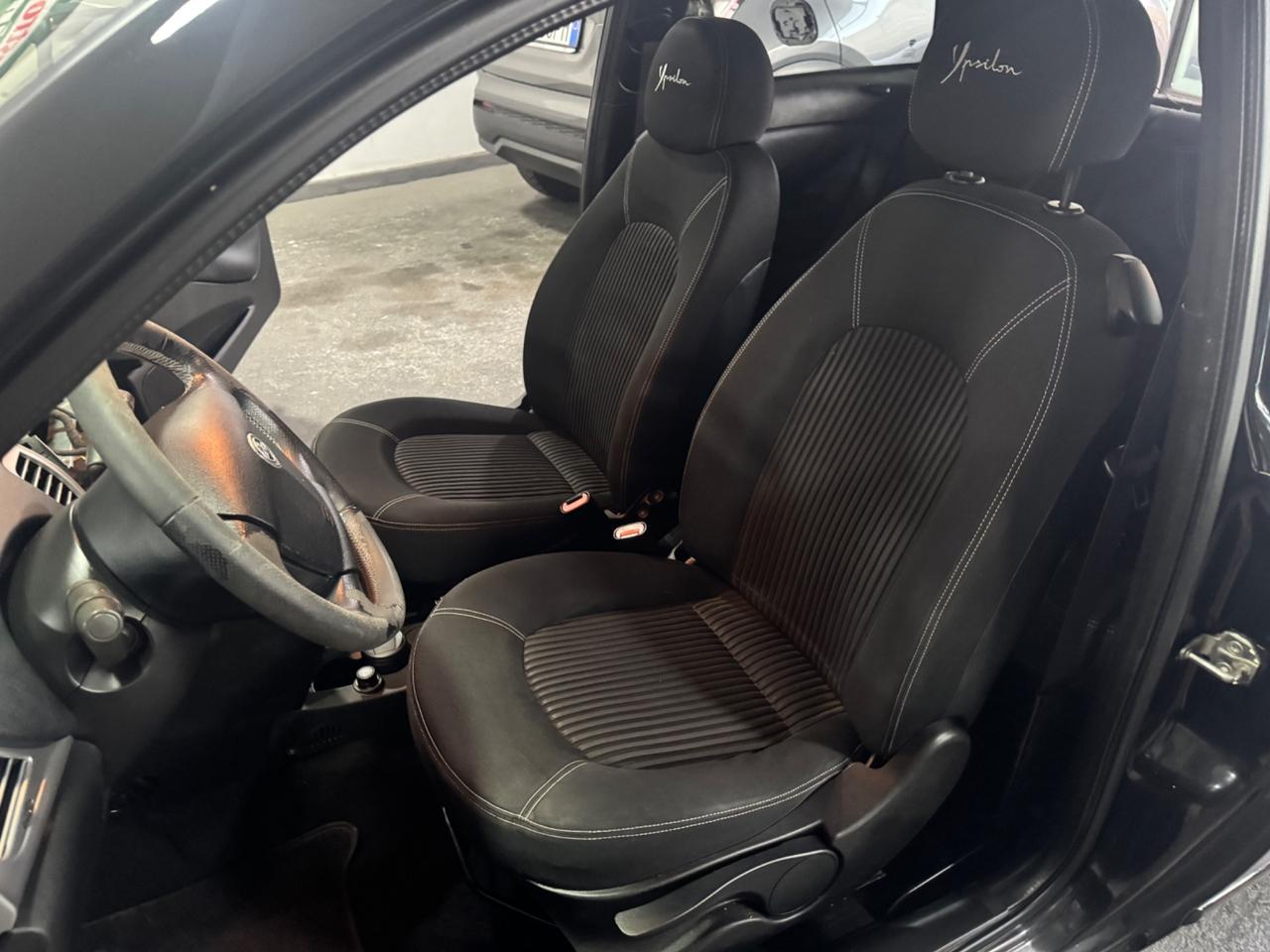 Lancia Ypsilon 1.3 MJT 75 CV MomoDesign