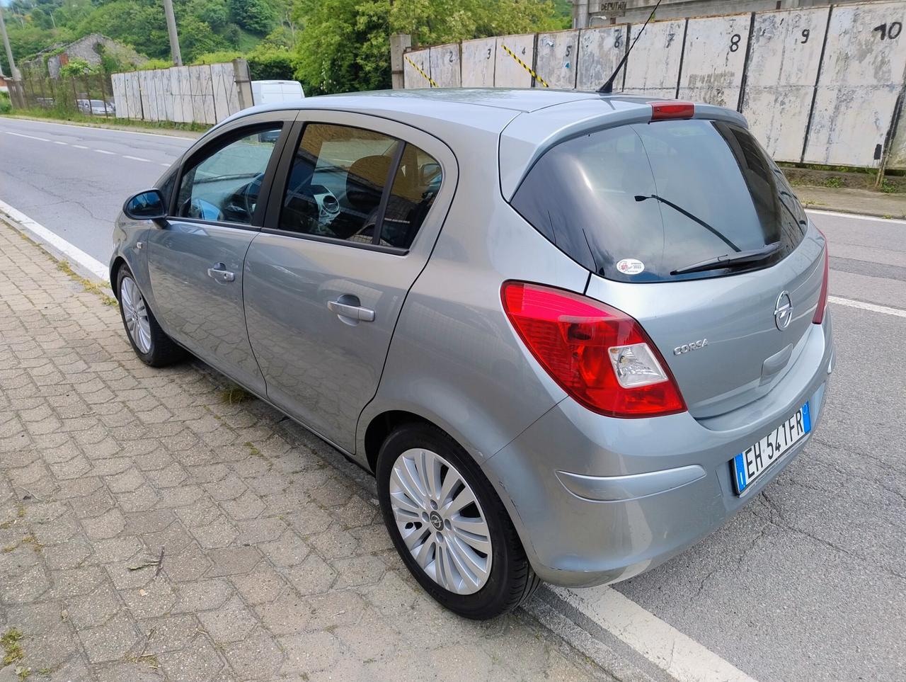 Opel Corsa 1.2 5 porte Cosmo NEOPATENTATI