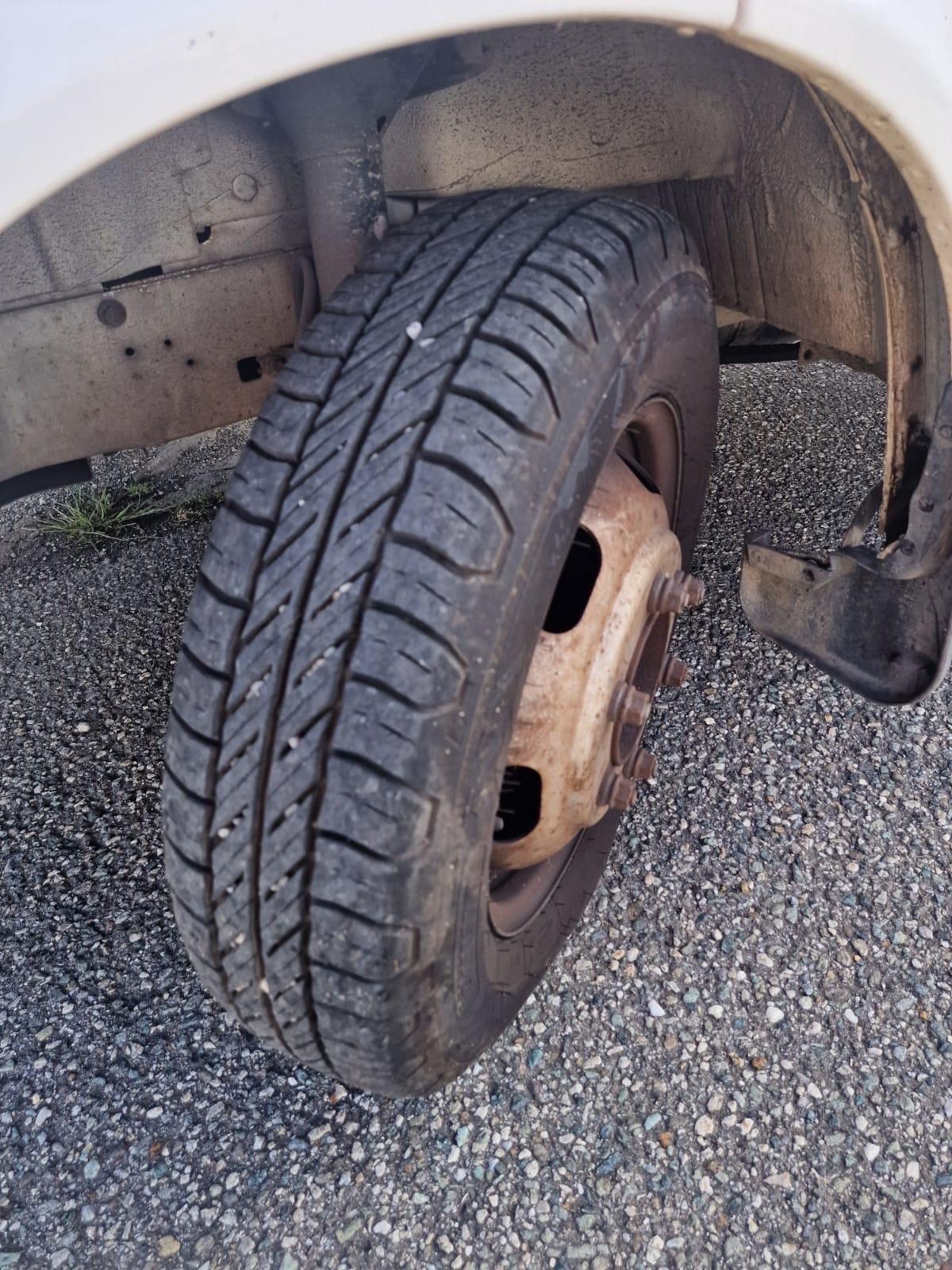 Autocarro Ford con gru del 2001 in saldo 154