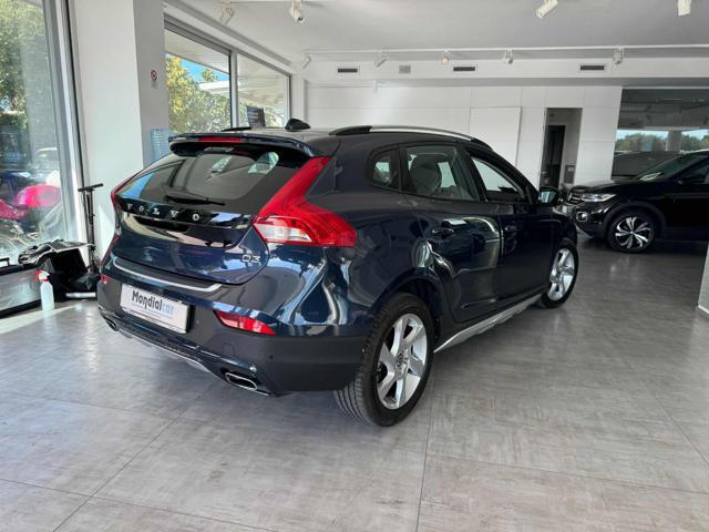 VOLVO V40 Cross Country D3 Momentum