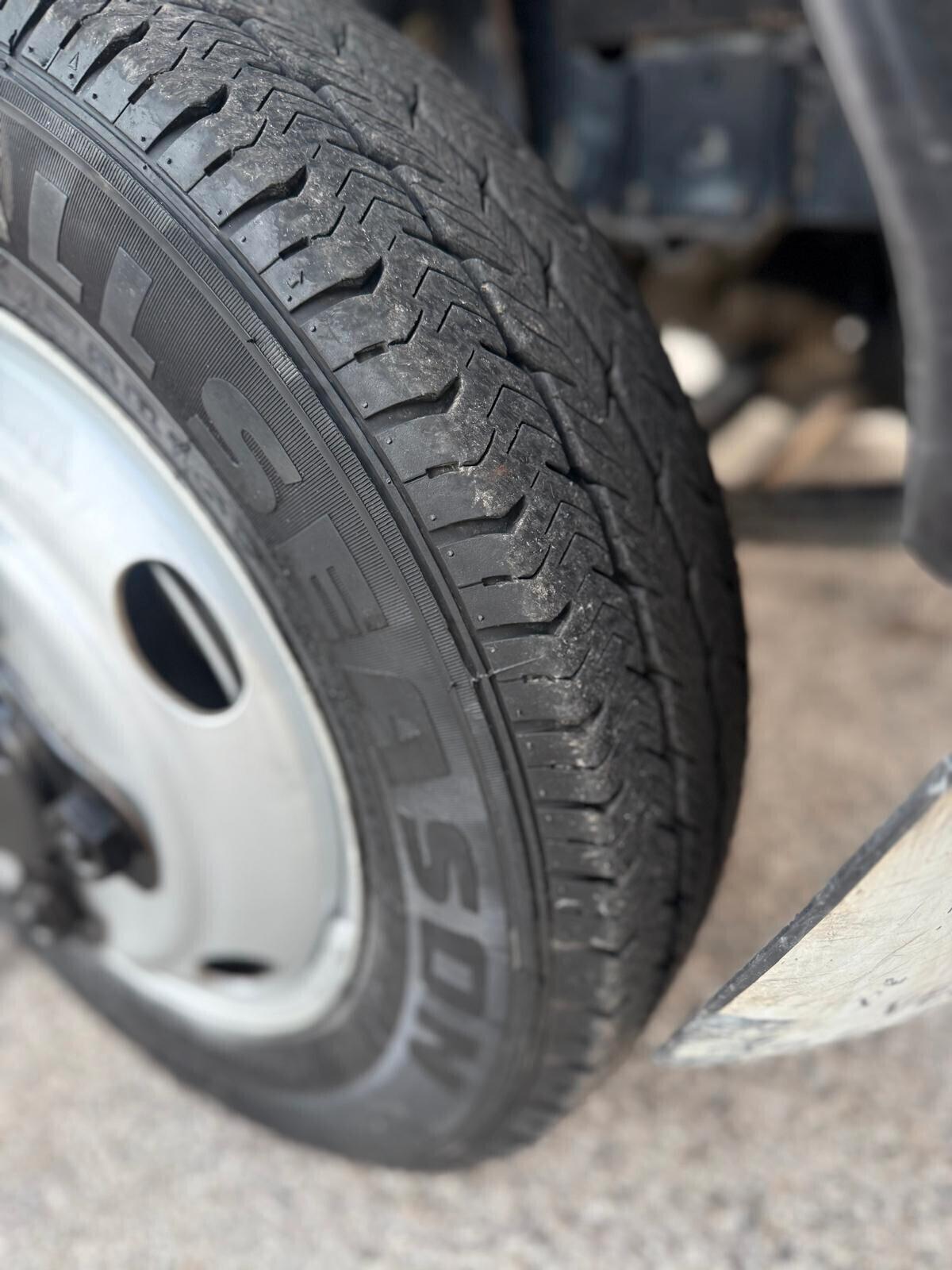 ISUZU NPR69L CON GRU BONFIGLIOLI