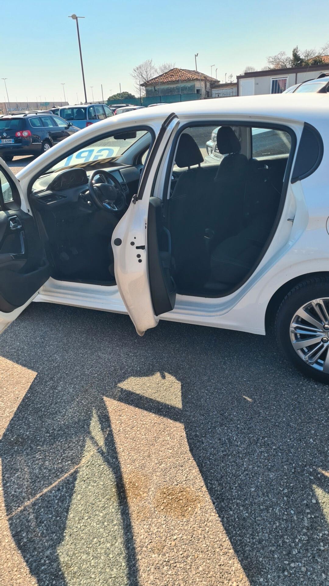 Peugeot 208 puretech 82 cv 5p. GPL