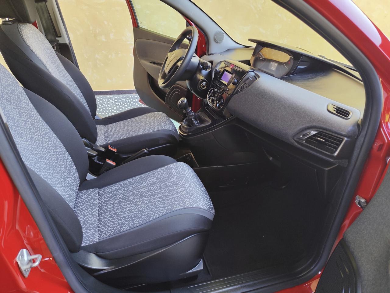 Lancia Ypsilon 1.0 FireFly 5 porte S&S Hybrid Ecochic Silver