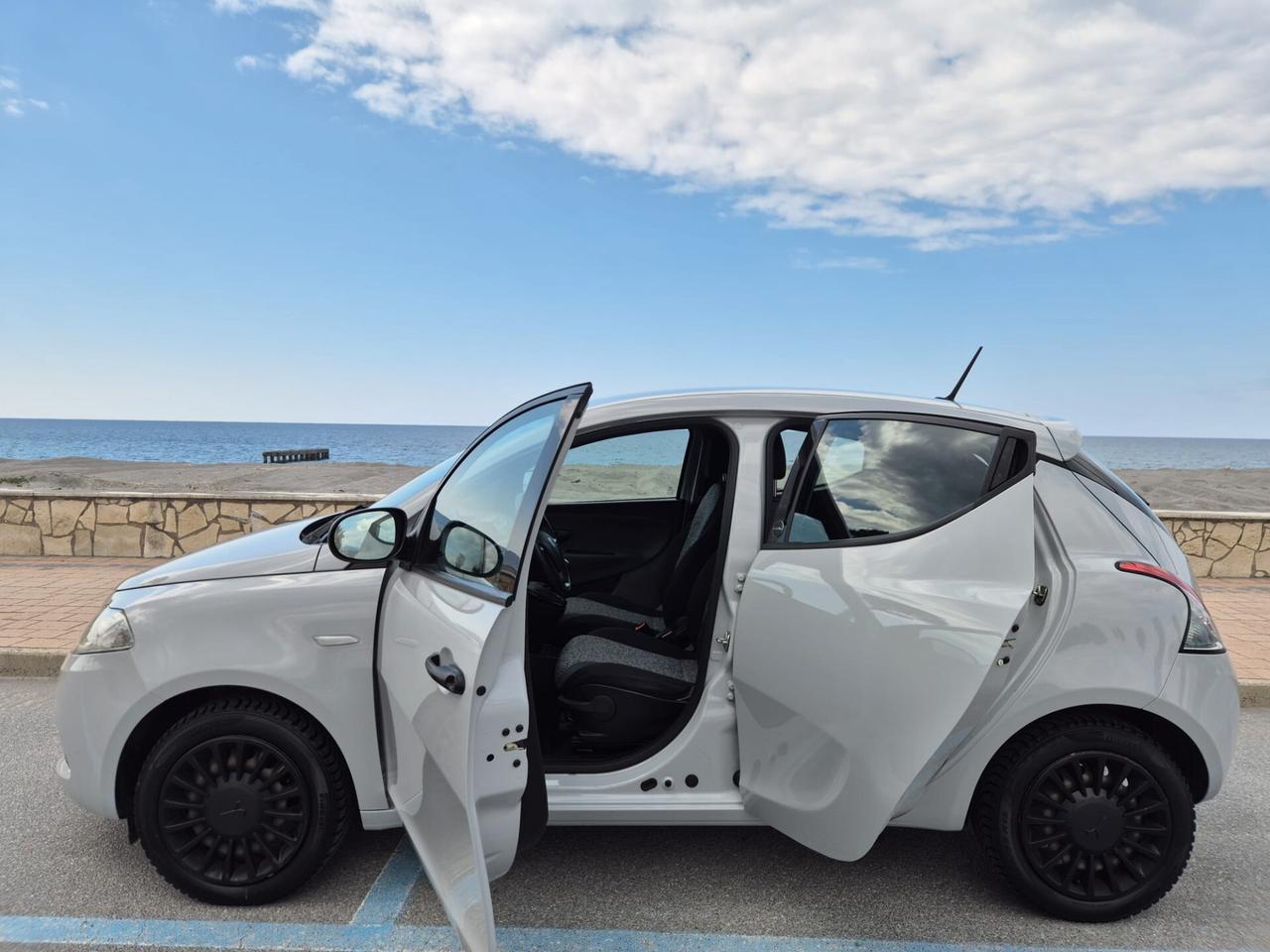Lancia Ypsilon 1.0 FireFly 5 porte S&S Hybrid Ecochic Silver