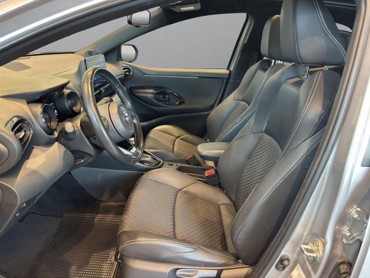 Toyota Yaris 1.5h Lounge