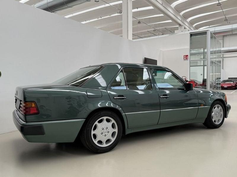 Mercedes-Benz W124 – 500E VERDE MALACHITE METALLICO