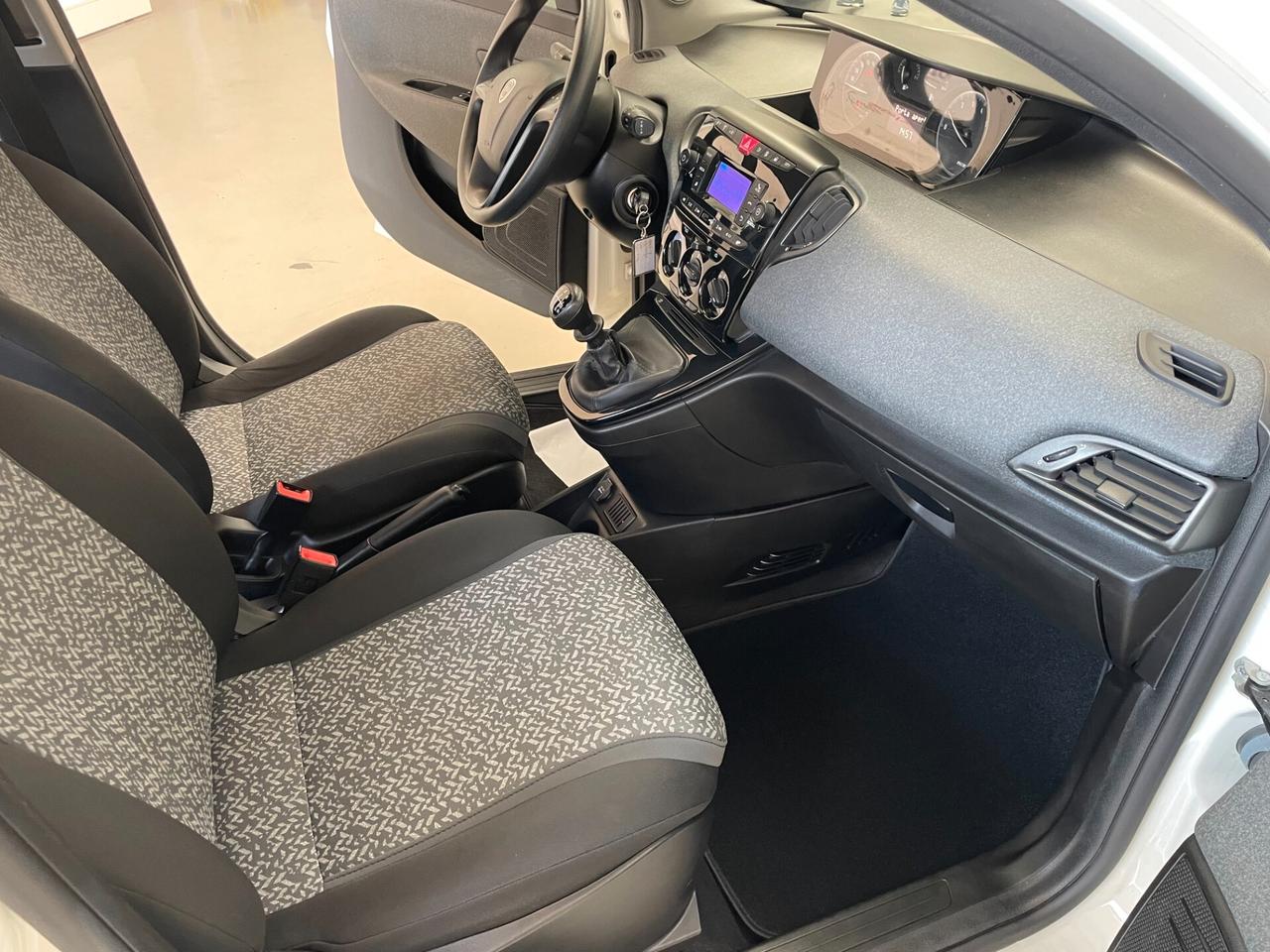 Lancia Ypsilon 1.0 FireFly 5 porte S&S Hybrid Silver