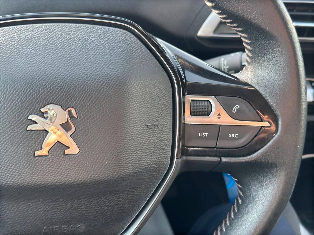 Peugeot 3008 1.5 bluehdi Active 130cv con Telecamera e CarPlay