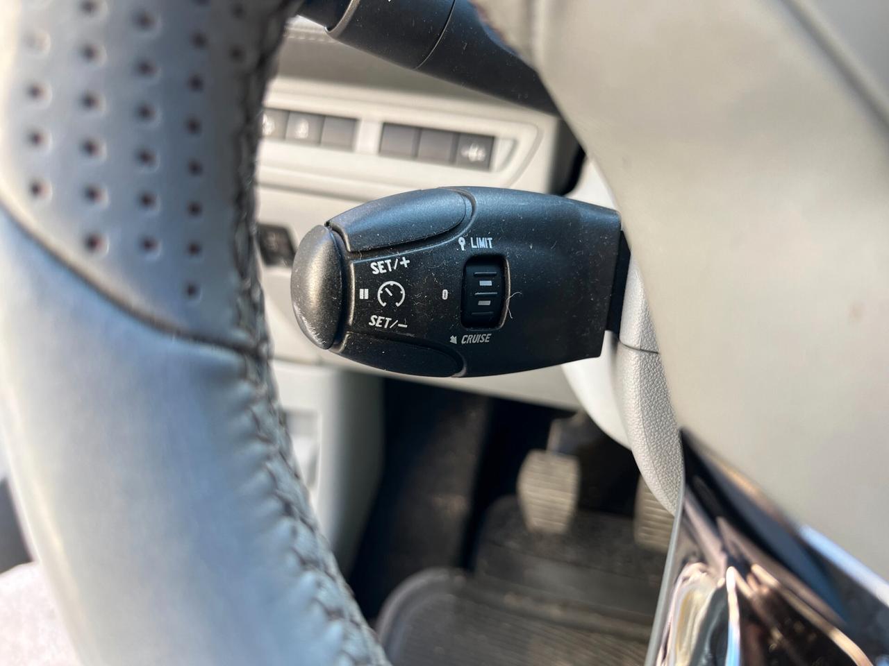 Peugeot 208 1.4 HDi 68 CV 5 porte Allure