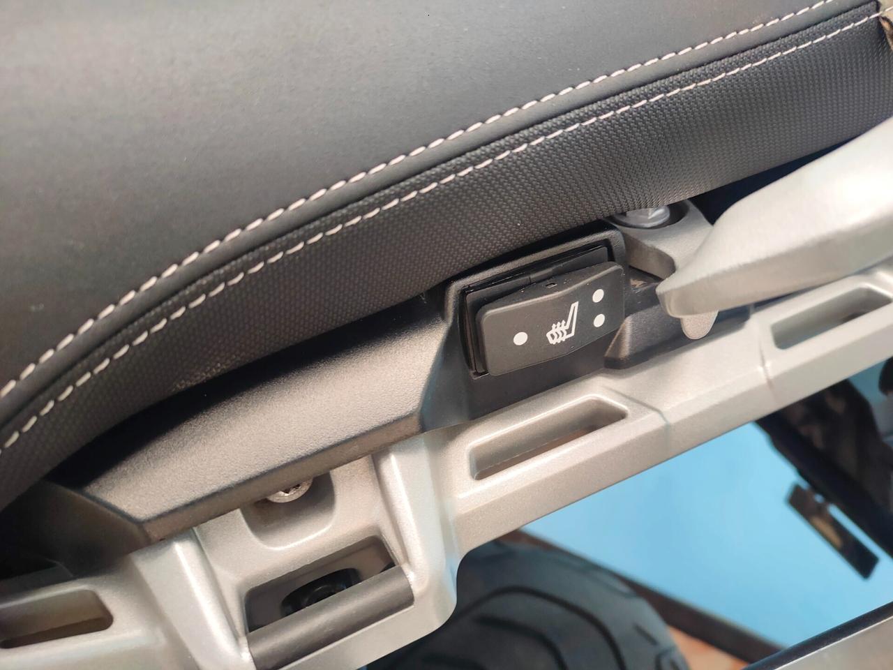 Triumph Tiger Explorer XC con tris bauletti GIVI