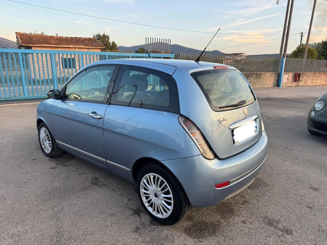 Lancia Ypsilon 1.3 MJT 75 CV Platino