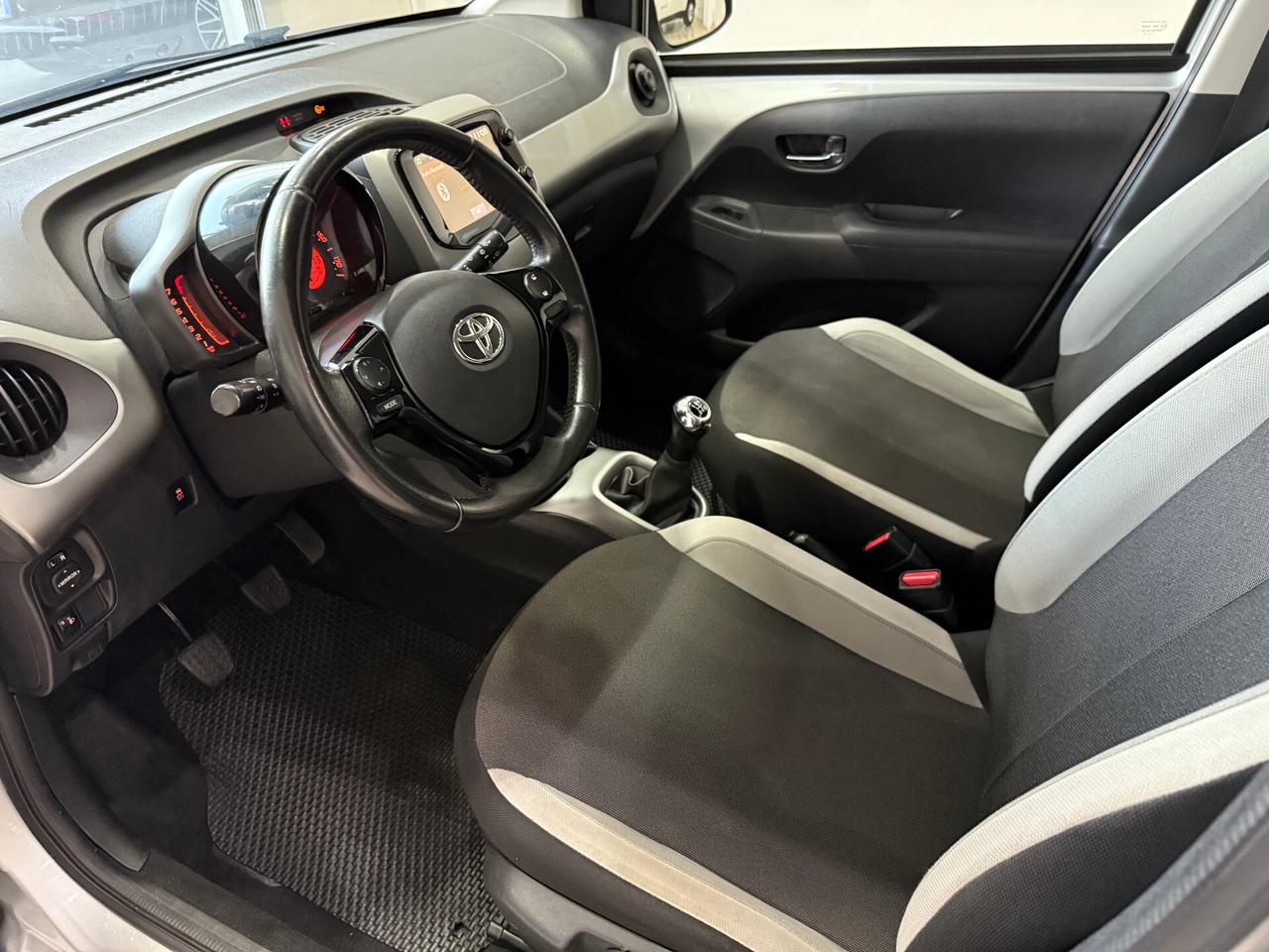 Toyota Aygo 1.0 VVT-i 69 CV 5 porte x-cite Neopatentati