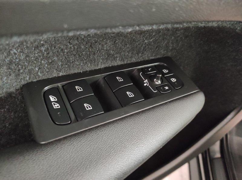 VOLVO XC40 (2017-->) - XC40 D3 Geartronic Momentum