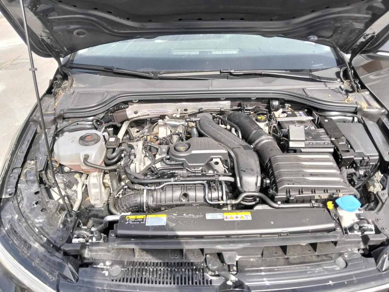 Volkswagen Golf 1.5 TSI 115cv 2025 SINISTRATA