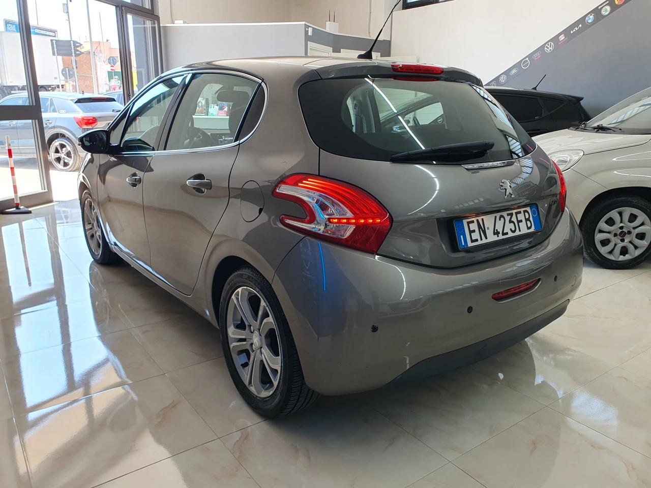 Peugeot 208 1.2 VTi 82 CV Allure 2012