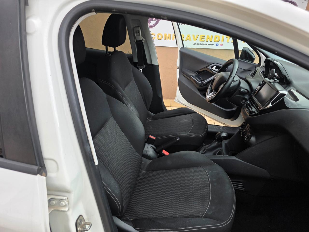 Peugeot 208 PureTech 82 5 porte Black Line