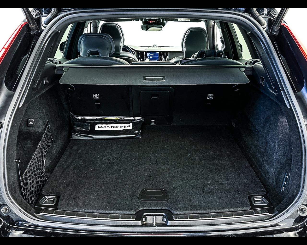 VOLVO XC60 (2017-->) - XC60 B5 (d) AWD Geartronic R-design