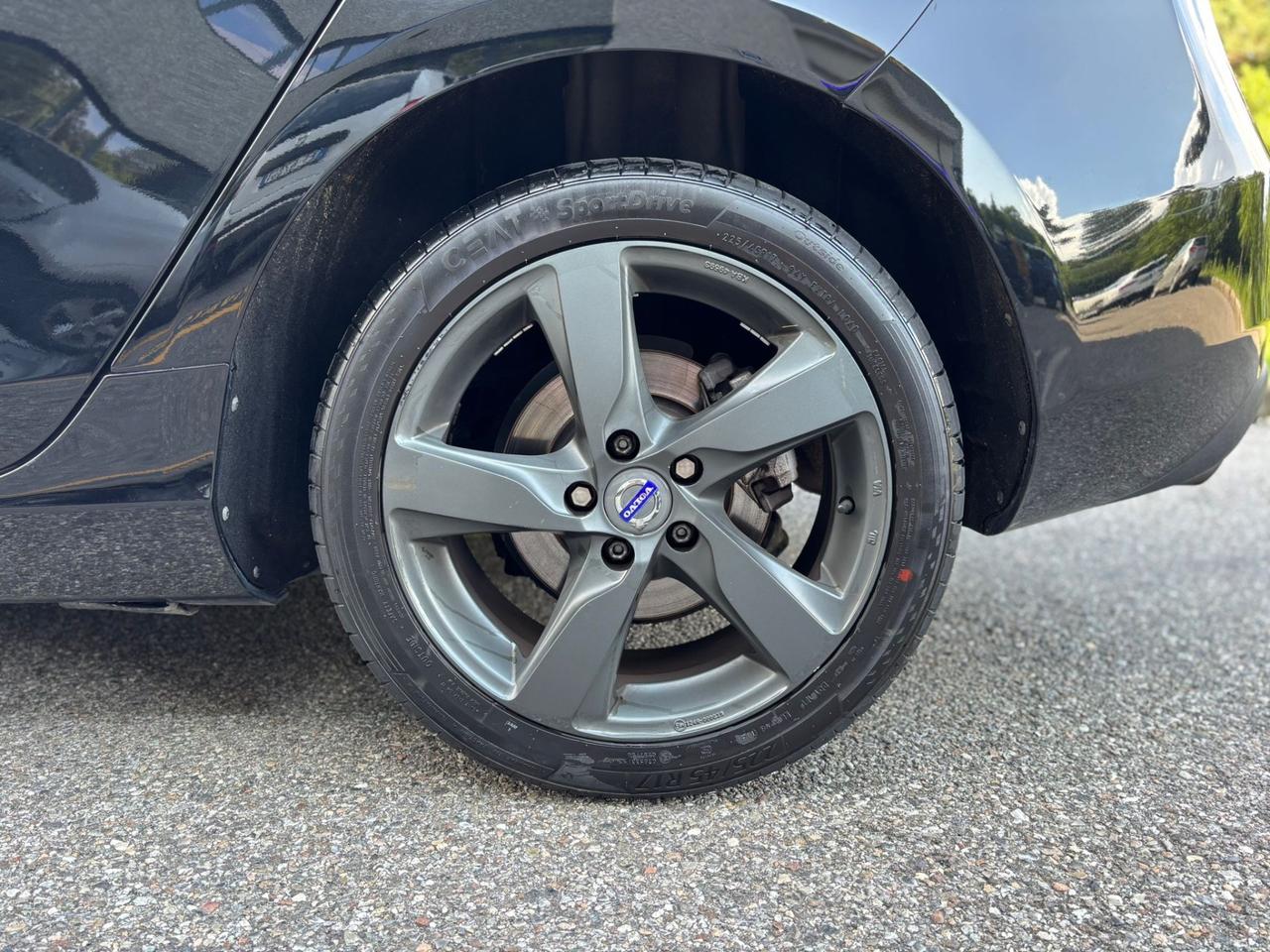 Volvo V40 T3 R-design Momentum