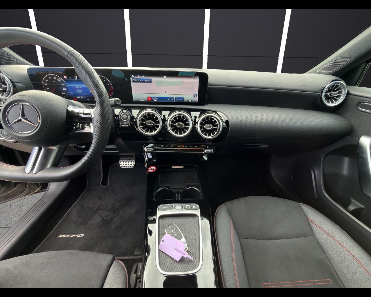 Mercedes-Benz Classe A (W177) - A 180 Automatic AMG Line Premium Plus