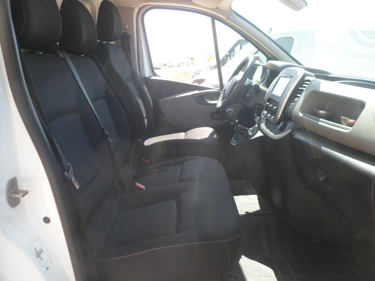 Renault Trafic furgone con pedana
