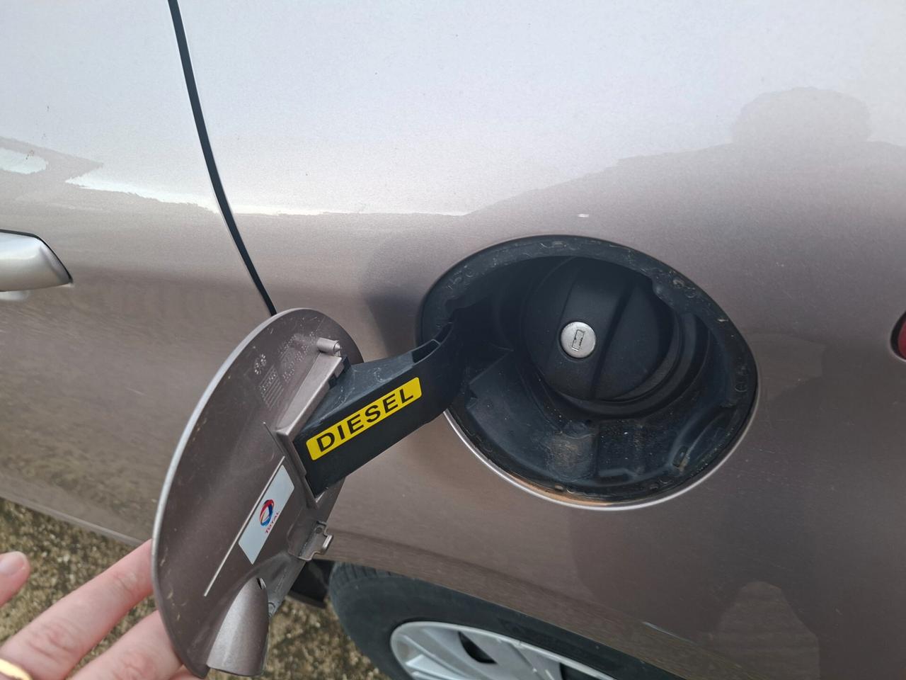 Peugeot 208 1.4 HDi 68 CV 5 porte Access