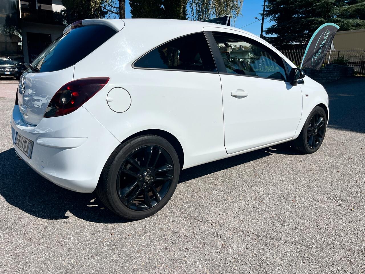 Opel Corsa 1.2 3 porte b-color